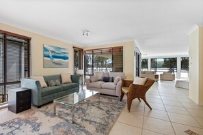 TV, books - The Lake House - Holiday Home (Kings Point)