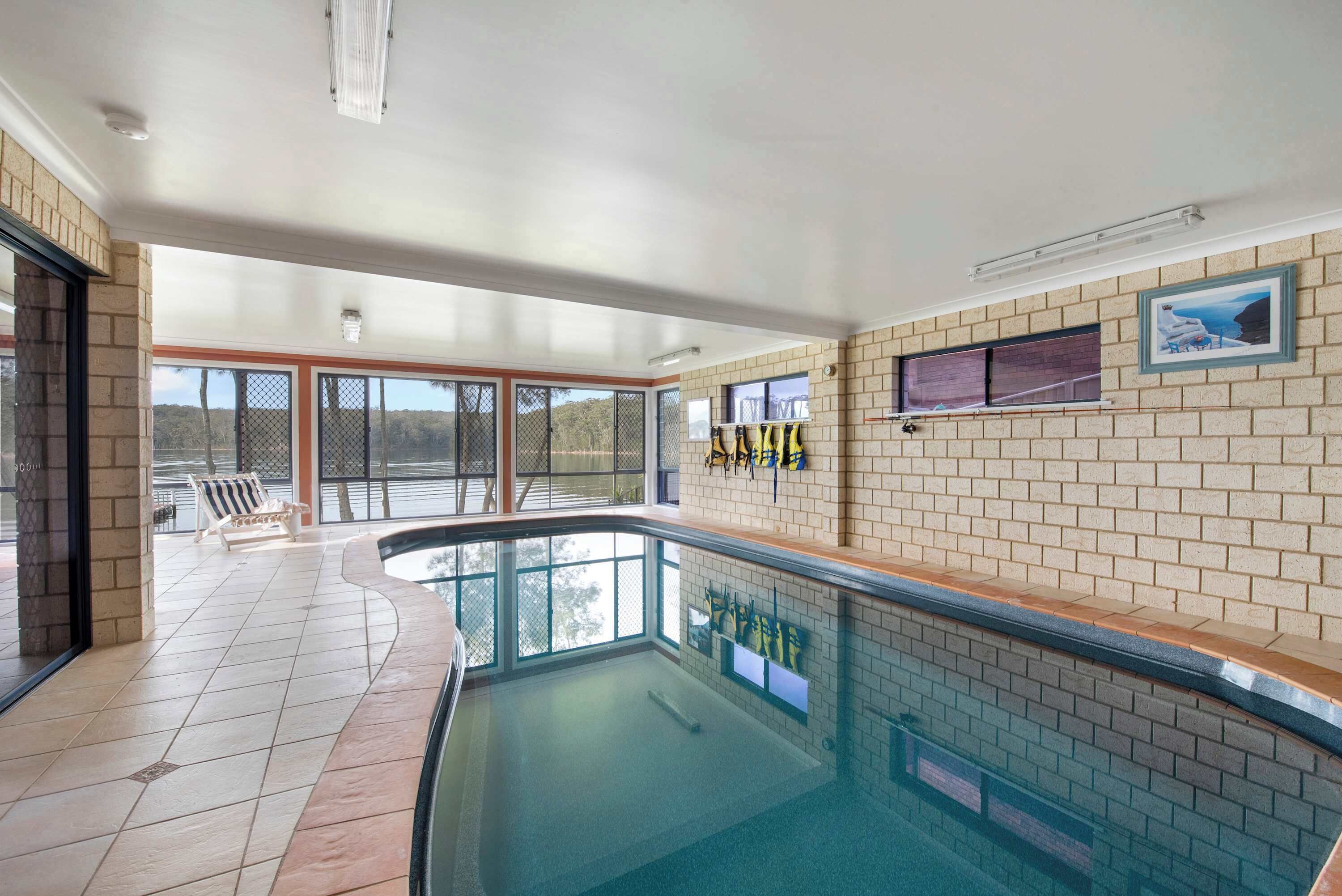 Una piscina cubierta