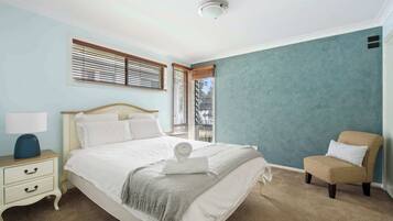 4 bedrooms, iron/ironing board, WiFi, bed sheets