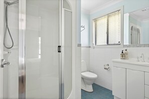 Bathtub, towels - The Lake House - Holiday Home (Kings Point)