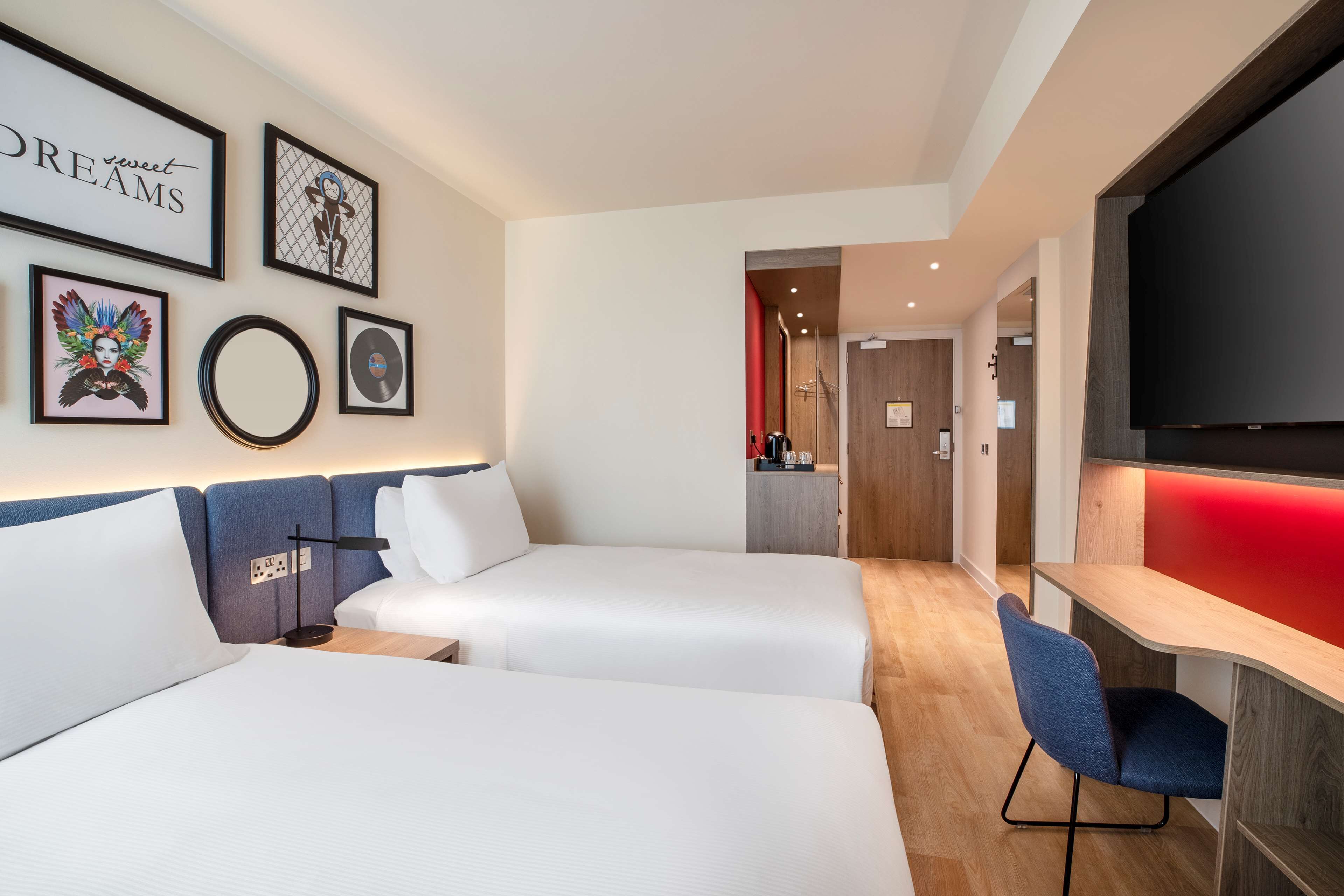 in-room safe, laptop workspace, blackout curtains, iron/ironing board