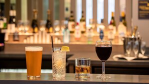 Una zona de bar con tres vasos de bebidas distintas.