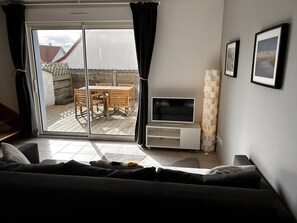 TV connectée, livres, chaîne hi-fi