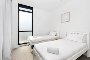 2 habitaciones, tabla de planchar con plancha, wifi y ropa de cama 