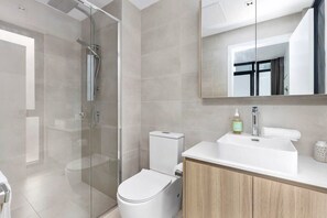 Dusche, Haartrockner, Handtücher, Shampoo