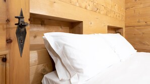 5 bedrooms, iron/ironing board, free WiFi, bed sheets
