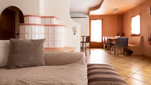 Una camera accogliente con un letto, un tavolino e un angolo ristoro.