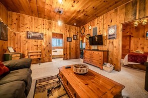 2 dormitorios, escritorio, tabla de planchar con plancha y cuna de viaje