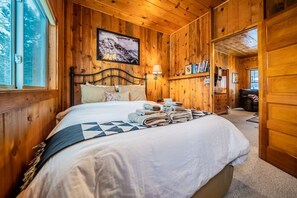 2 bedrooms, iron/ironing board, free WiFi, bed sheets - Hot tub & fireplace! Historic cabin near Natl Park (Estes Park)