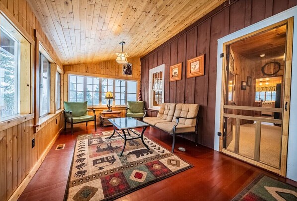 Interior - Hot tub & fireplace! Historic cabin near Natl Park (Estes Park)