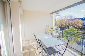 تناول الطعام بالخارج