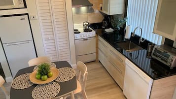 Geladeira, micro-ondas, fogão, cooktop