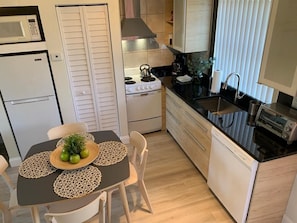Refrigerador, microondas, horno, placa de cocina