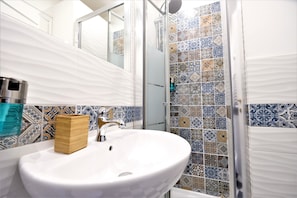Shower, rainfall showerhead, hair dryer, bidet - Vin Novo Rooms & Apartments (Florence)