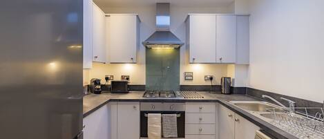 Kühlschrank, Mikrowelle, Ofen, Geschirrspüler