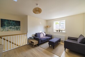 Smart TV, stereo - Number 27, Swanpool (Falmouth)