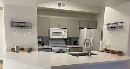 Large 1-Bedroom Condo in Gated Comm/ Pools