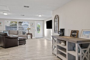 Smart TV, table football, ping pong - Remodeled Lake Front Pool Home! Sleeps 13! Bring dogs and kids! (Holiday)