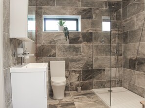 Cottage | Phòng tắm | Buồng tắm vòi sen, máy sấy tóc 