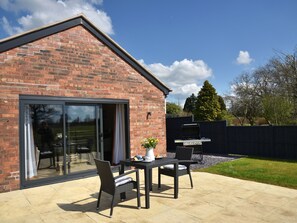 Cottage | Balcony - The Tyre Barn (Whitchurch)