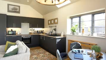 Cottage | Private kitchen | Fridge, dishwasher, electric kettle, toaster