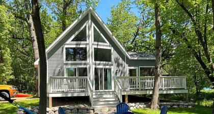 The Lake House, just steps to the lake!