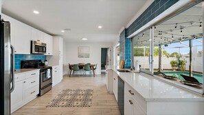 Private kitchen - Know Fun In Florida!!! Entire house short drive to Beach. Pets Welcome (Largo)