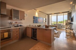 Premium Apartment (9) | Private kitchen | Full-sized fridge, microwave, oven, stovetop - Sunset Residence (Oranjestad)