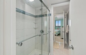 Dusche, Haartrockner, Handtücher