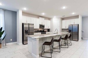 Fridge, microwave, oven, stovetop - Innovative Villa with Themed Bedrooms at Encore (Kissimmee)