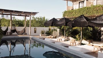 Piscine extérieure, parasols de plage, chaises longues