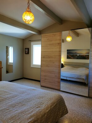 3 dormitorios, tabla de planchar con plancha, wifi gratis y ropa de cama