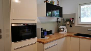 Frigorífico, microondas, horno y placa de cocina