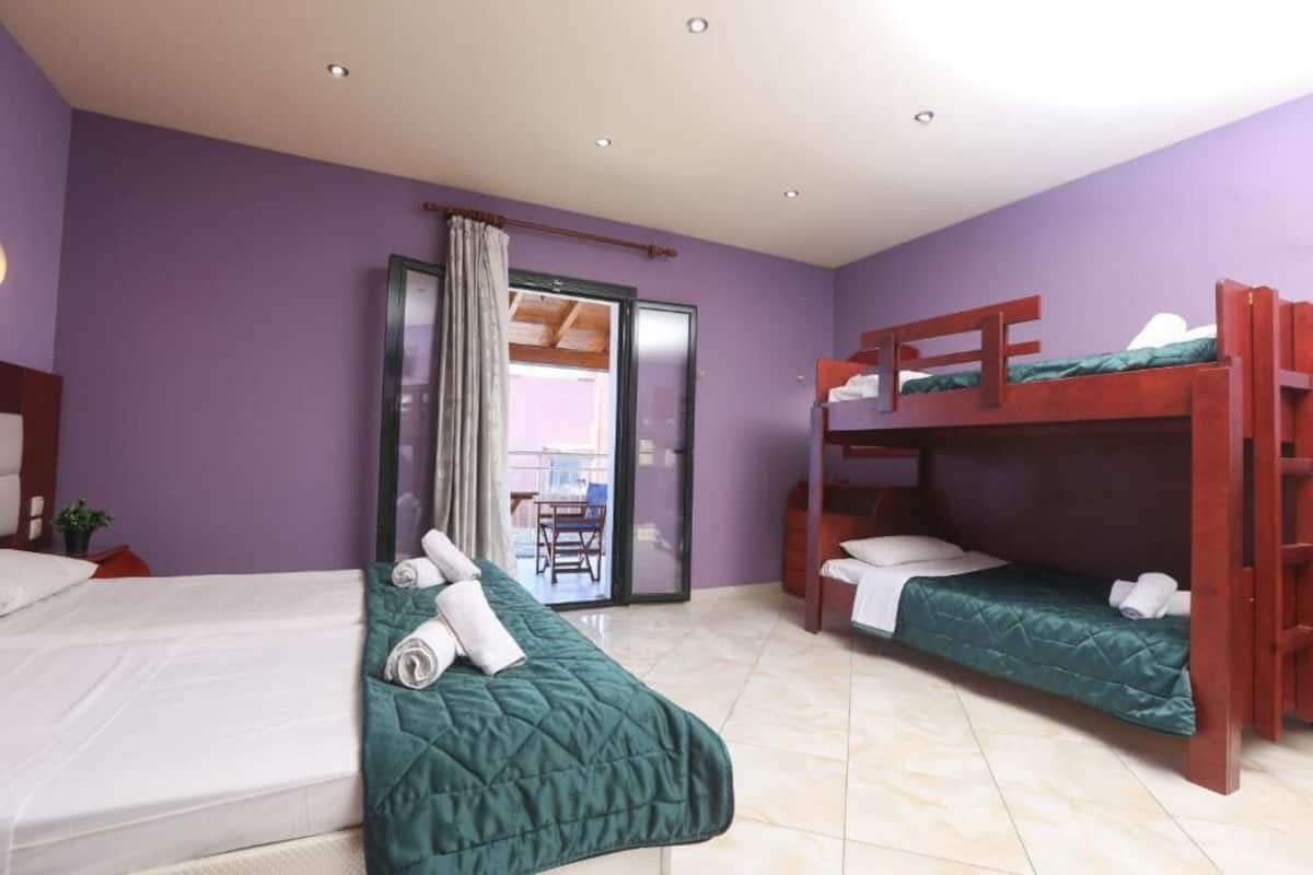 Habitación cuádruple estándar | Mobiliario individual y espacio para trabajar con un portátil