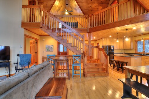 39 Adams Wulff - Large and spacious home with a hot tub!