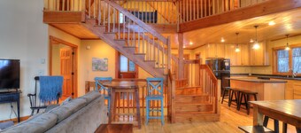 39 Adams Wulff - Large and spacious home with a hot tub!