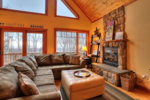 TV connectée, cheminée, baby-foot, livres