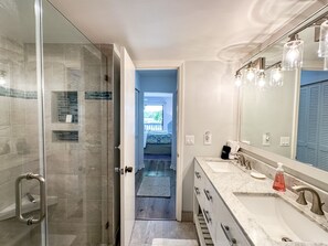 Combined shower/tub, hair dryer, towels
