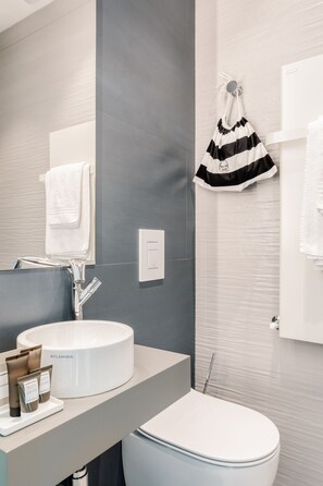 Dusche, Haartrockner, Handtücher, Seife