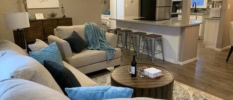 Una Smart TV, un reproductor de DVD, una videoteca