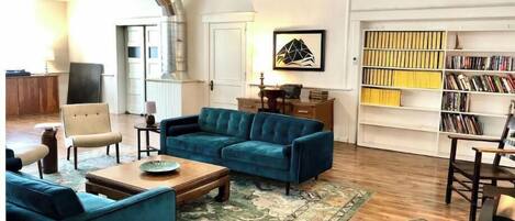 Smart TV, DVD player, table tennis, books