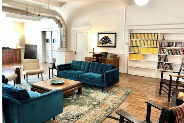 Smart-TV, DVD-spiller, bordtennis og bøker