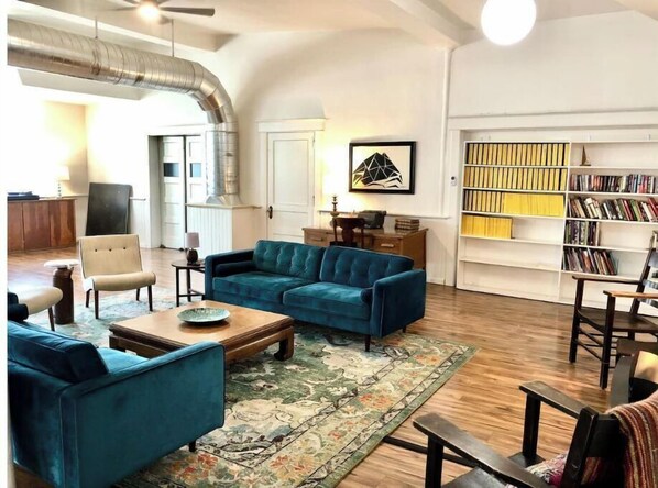 Smart-TV, DVD-spiller, bordtennis og bøker