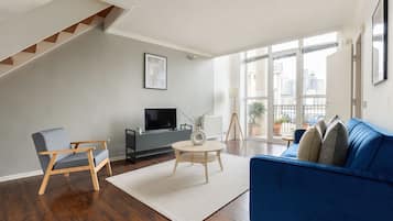 Apartment | Wohnbereich | 37-Zoll-Fernseher mit Kabelempfang, Netflix, Streaming-Dienste