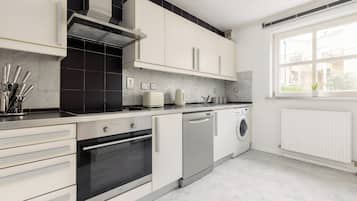 Appartement | Privékeuken | Een koelkast, een magnetron, een oven, een kookplaat