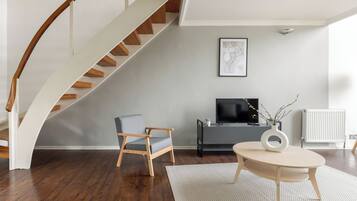 Apartment | Wohnbereich | 37-Zoll-Fernseher mit Kabelempfang, Netflix, Streaming-Dienste