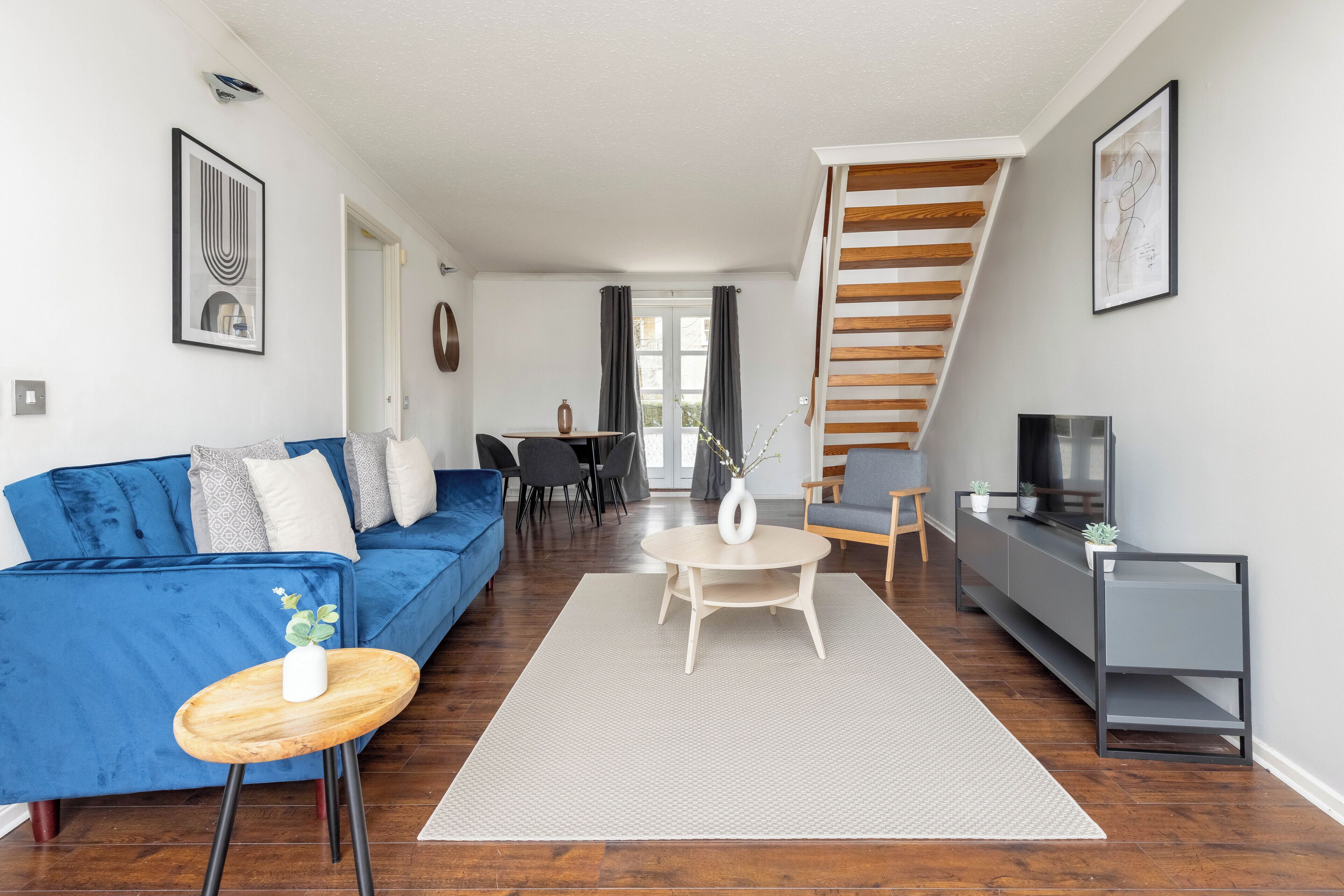 Apartment | Wohnbereich | 37-Zoll-Fernseher mit Kabelempfang, Netflix, Streaming-Dienste