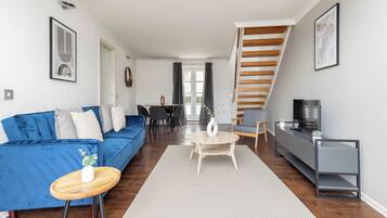 Apartment | Wohnbereich | 37-Zoll-Fernseher mit Kabelempfang, Netflix, Streaming-Dienste