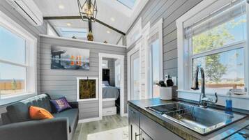 Een koelkast, een magnetron, een koffiezetapparaat/waterkoker