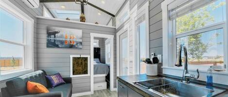 Réfrigérateur, micro-ondes, cafetière/bouilloire, grille-pain